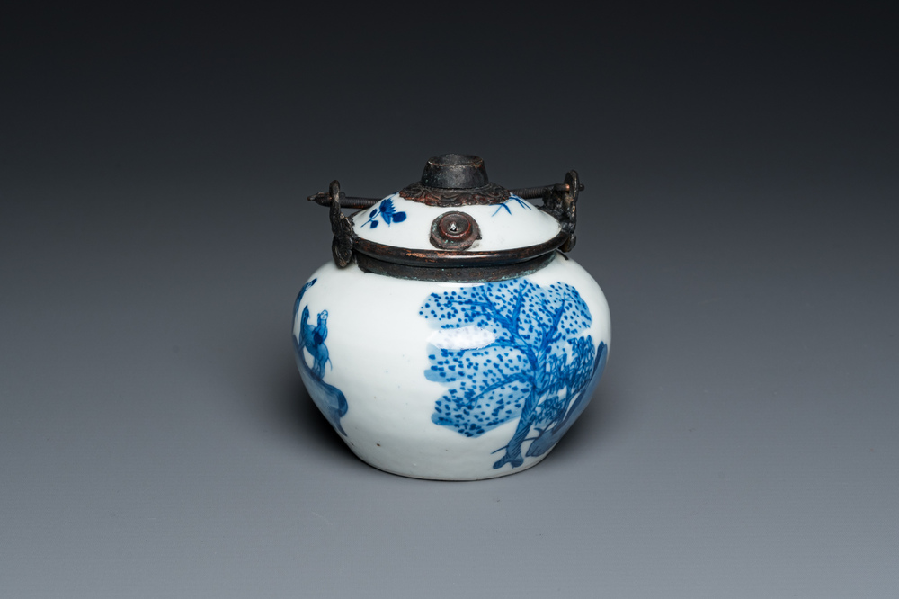 Pipe &agrave; eau en porcelaine de Chine 'Bleu de Hue' pour le Vietnam, marque Thọ 壽, 19&egrave;me