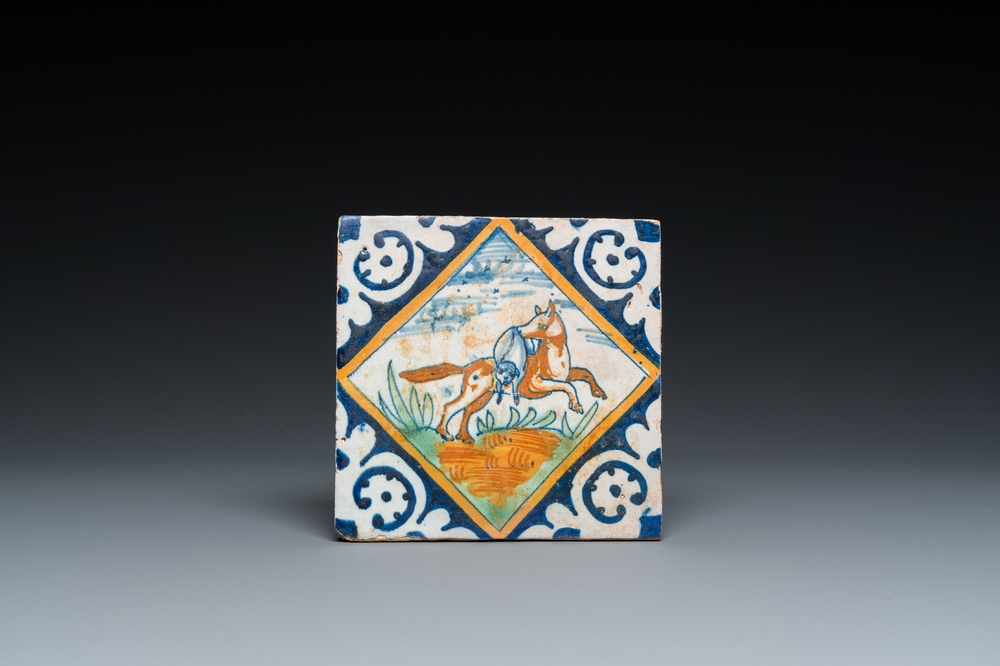 Een polychrome majolica kwadraattegel met een vos met prooi, Nederland, ca. 1600