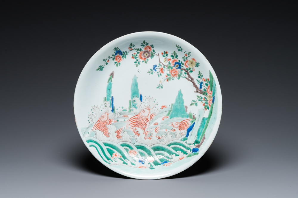 Plat en porcelaine de Chine famille verte &agrave; d&eacute;cor de carpes, Kangxi