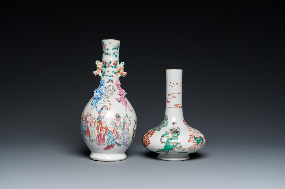 Een Chinese flesvormige famille rose '18 Luohan' vaas en een famille verte vaas, Kangxi merk, 19e eeuw