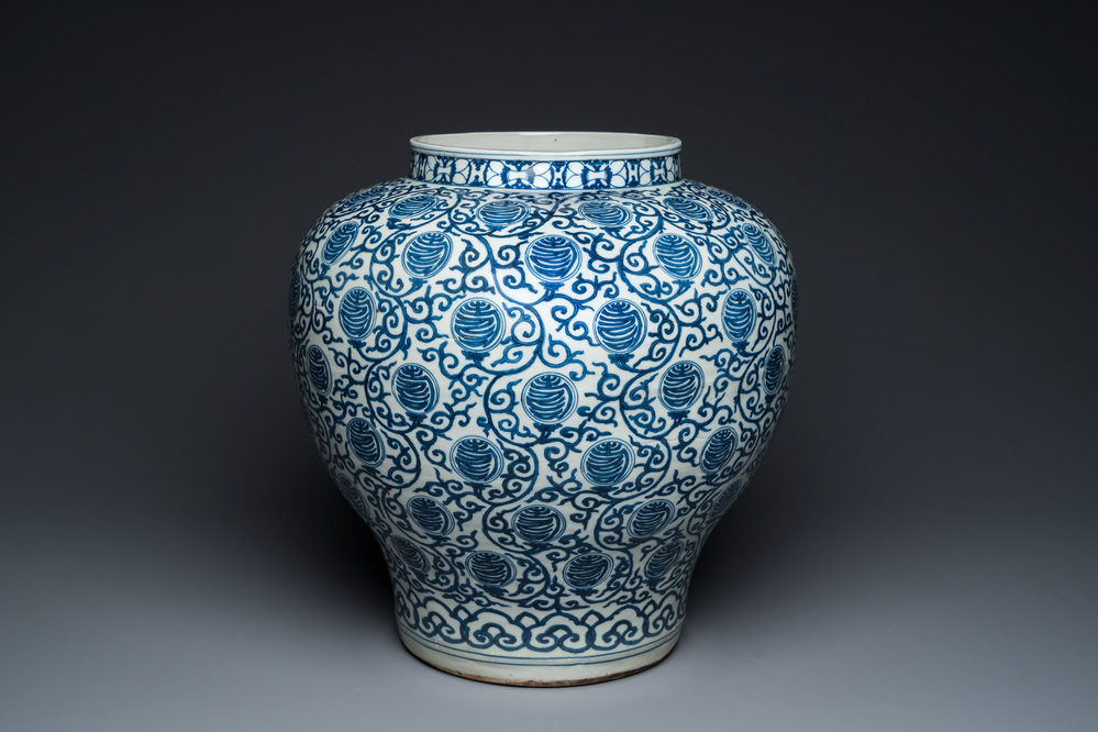 Grand pot en porcelaine de Chine en bleu et blanc &agrave; d&eacute;cor de caract&egrave;res Shou, marque de Wanli mais probablement R&eacute;publique