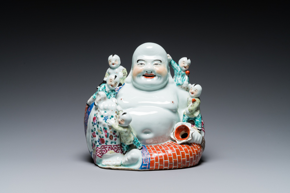 Sculpture de Bouddha en porcelaine de Chine famille rose, marque de Zhu Mao Ji Zao 朱茂記造, R&eacute;publique