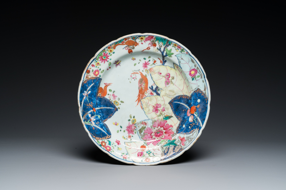 Een Chinese famille rose schotel met decor van tabaksbladeren, Qianlong