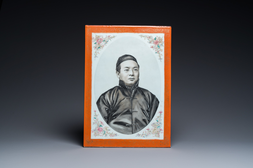 Plaque en porcelaine de Chine famille rose et grisaille &agrave; d&eacute;cor d'un portrait d'homme, 19/20&egrave;me