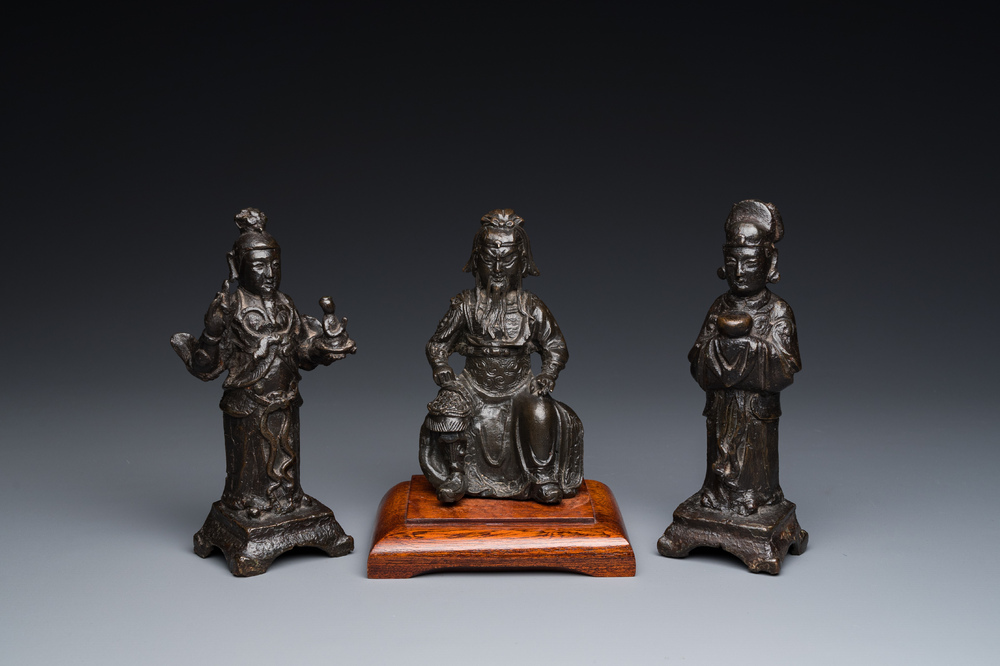 Trois sculptures en bronze figurant Guanyu, Li Jing et un fonctionnaire, Chine, Ming