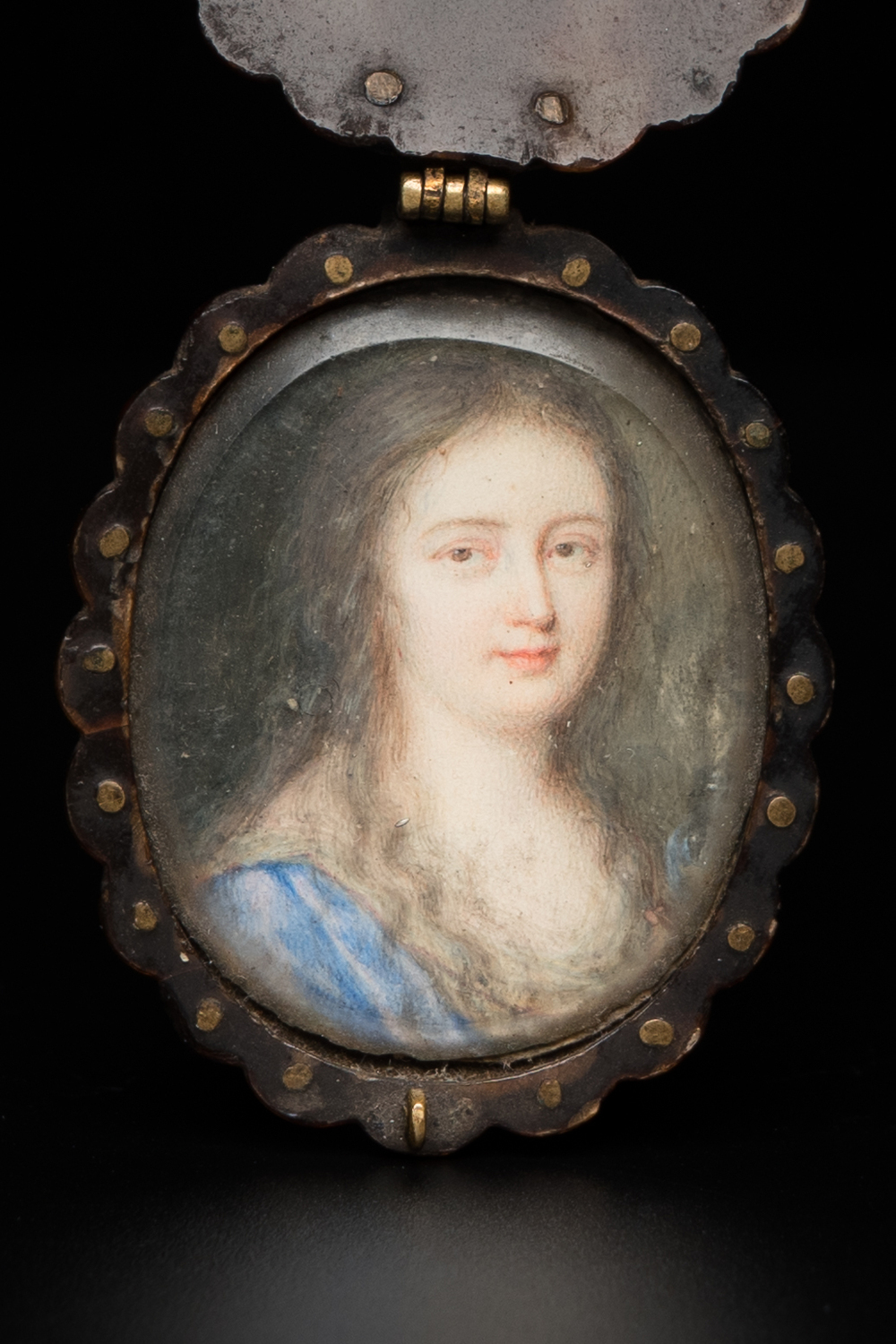 French school: a miniature lady's portrait, gouache on paper, mounted in a tortoise shell frame, 19th C.