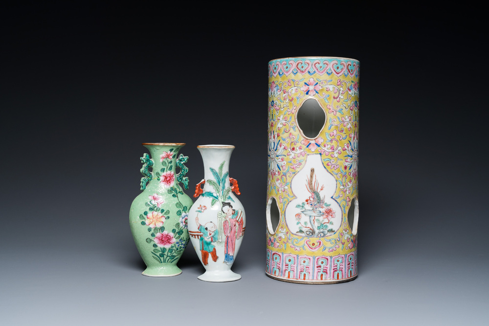 Un porte-chapeau et deux vases &agrave; suspendre en porcelaine de Chine famille rose, 19/20&egrave;me