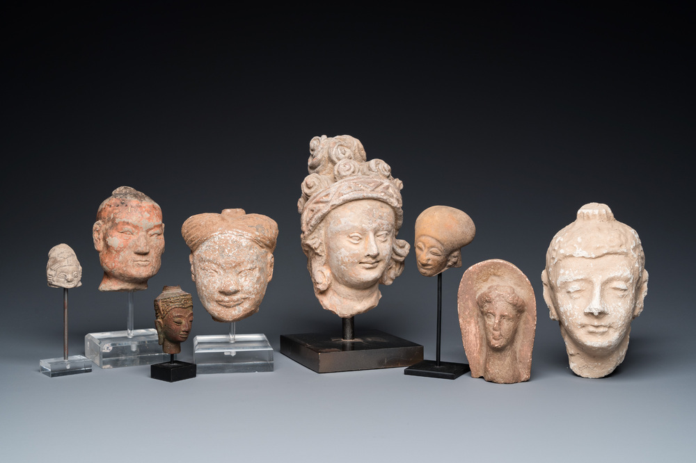 Acht diverse gesculpteerde stenen hoofden, o.a. Gandhara, Etruskisch, Japans en Chinees