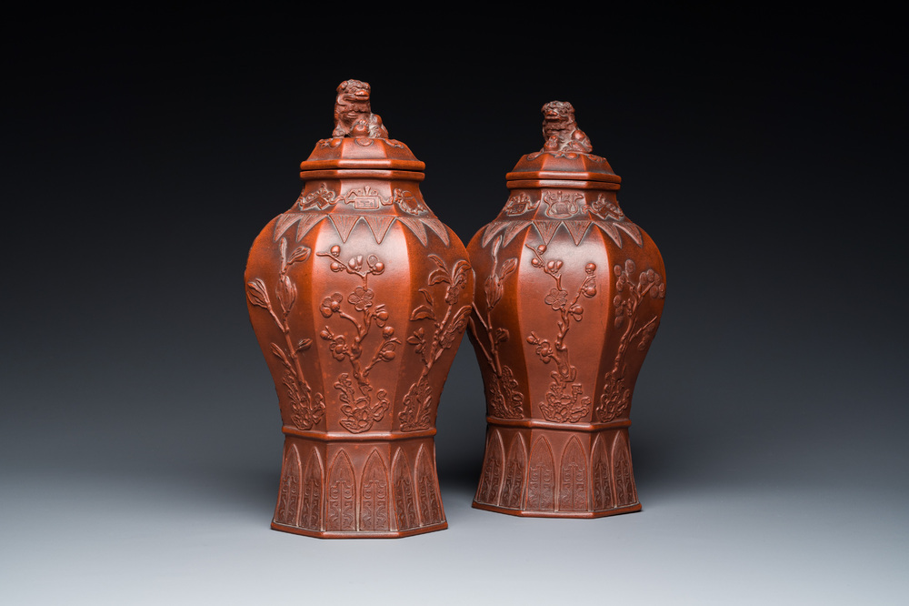 Tr&egrave;s rare paire de vases couverts de forme octogonale en gr&egrave;s de Yixing, Chine, Kangxi