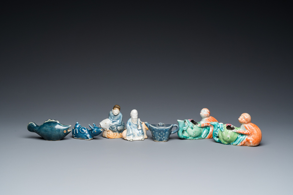 Sept compte-gouttes en porcelaine de Chine en bleu et blanc, famille rose et en bleu monochrome, Qianlong et post&eacute;rieur