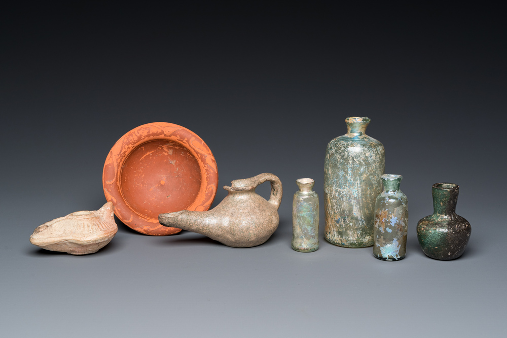 Quatre bouteilles en verre romain, deux lampes &agrave; huile et un bol en c&eacute;ramique