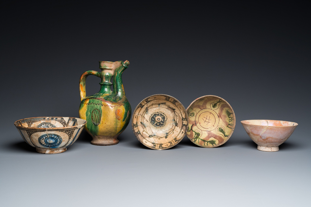 Een Turkse groen-gele kan en vier diverse kommen in islamitisch aardewerk, 15e eeuw en later