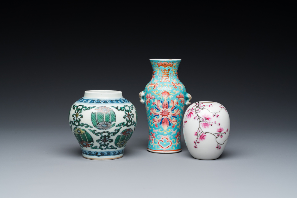 Trois petits vases en porcelaine de Chine doucai et famille rose, 19/20&egrave;me