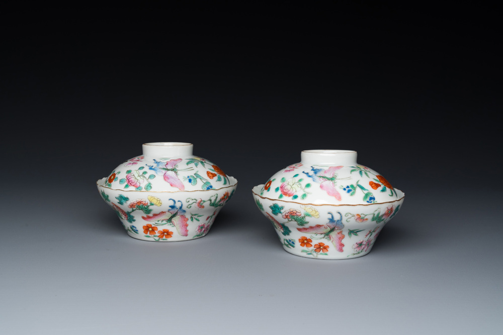 Paire de bols couverts en porcelaine de Chine famille rose &agrave; d&eacute;cor de papillons, marque de Jiaqing, 19&egrave;me