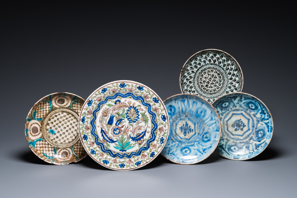 Cinq plats en c&eacute;ramique islamique polychrome et en bleu et blanc, art qajar, la Perse, 19&egrave;me