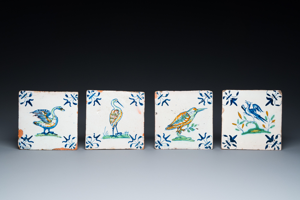 Quatre carreaux en fa&iuml;ence polychrome de Delft &agrave; d&eacute;cor d'oiseaux, 17&egrave;me