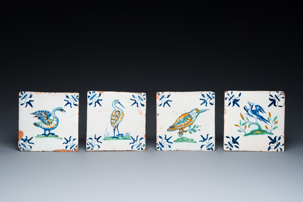 Vier polychrome Delftse tegels met vogels, 17e eeuw