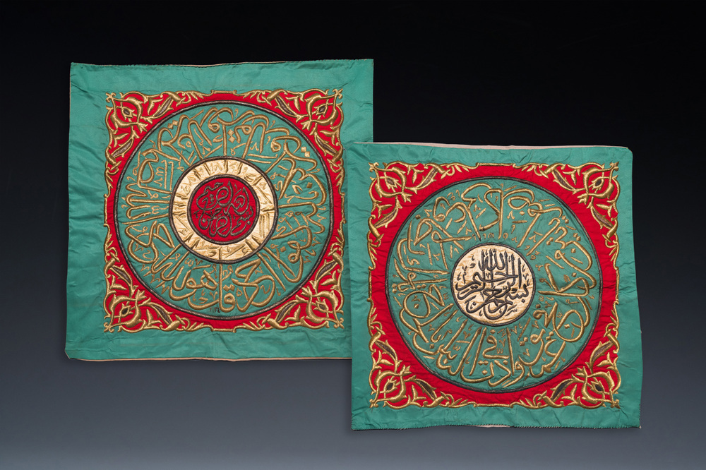 Een paar Ottomaanse met verzilverde en vergulde metaaldraad geborduurde zijden 'Samadiya' doeken voor op de Ka&auml;ba