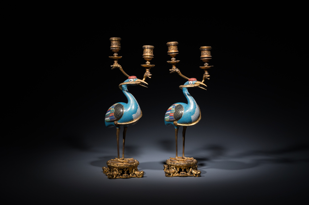 Paire de grues en &eacute;maux cloisonn&eacute;s aux montures de candelabres en bronze dor&eacute;, Chine, 18/19&egrave;me