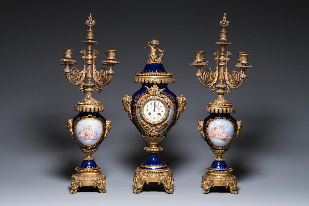 Importante garniture &agrave; pendule de trois pi&egrave;ces en porcelaine dans le style de S&egrave;vres aux montures en bronze dor&eacute;, France, 19&egrave;me