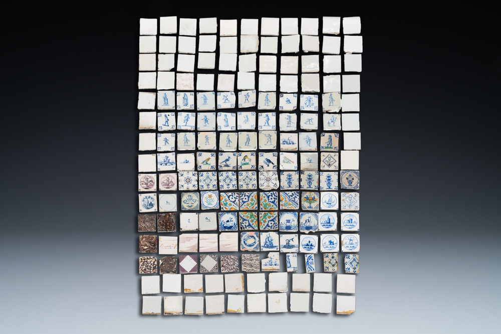 Een grote collectie van 161 diverse Delftse tegels, 17/19e eeuw