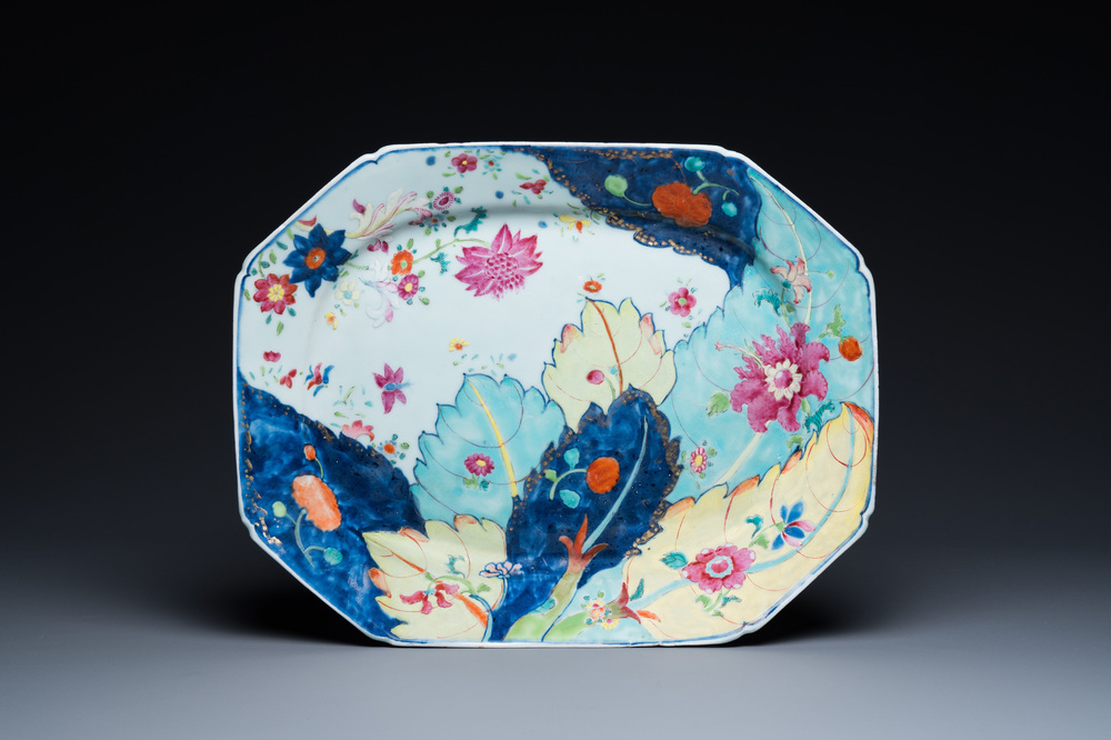 Een grote Chinese octagonale famille rose schotel met decor van tabaksbladeren, Qianlong