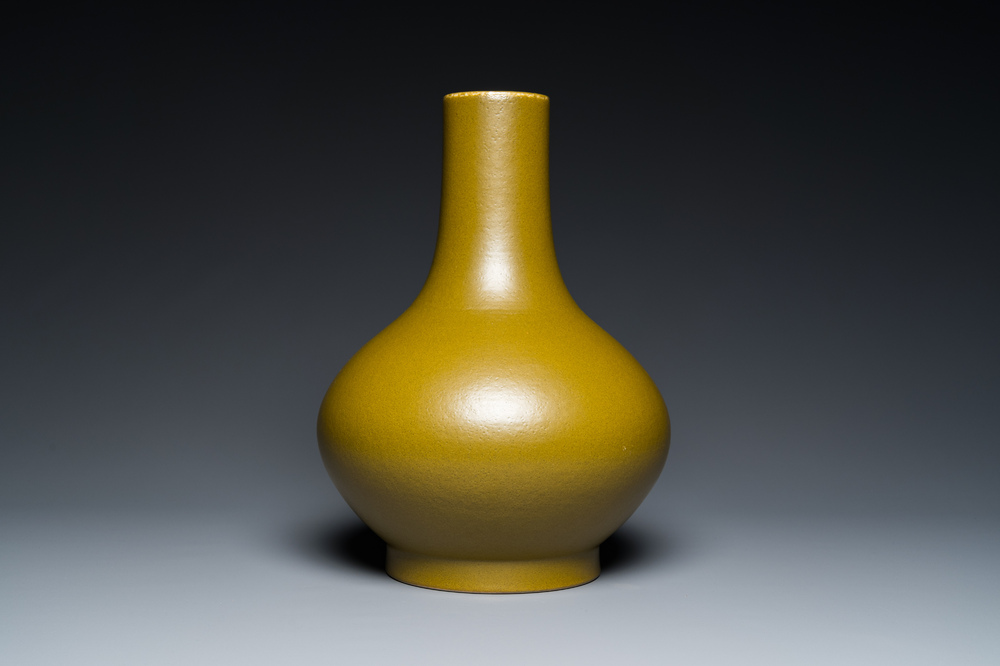 Een Chinese flesvormige vaas met teadust-glazuur, Guangxu merk en periode