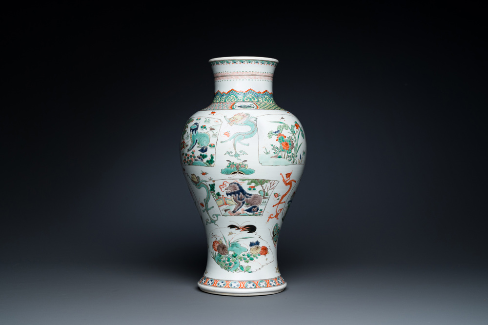 Vase en porcelaine de Chine famille verte &agrave; d&eacute;cor de dragons et d'animaux mythiques, Kangxi