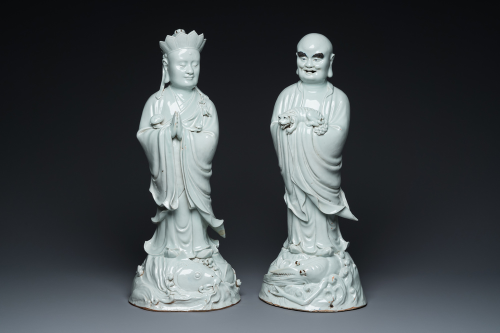 Deux tr&egrave;s grandes sculptures de Luohan en porcelaine de Chine en blanc monochrome, Qianlong/Jiaqing