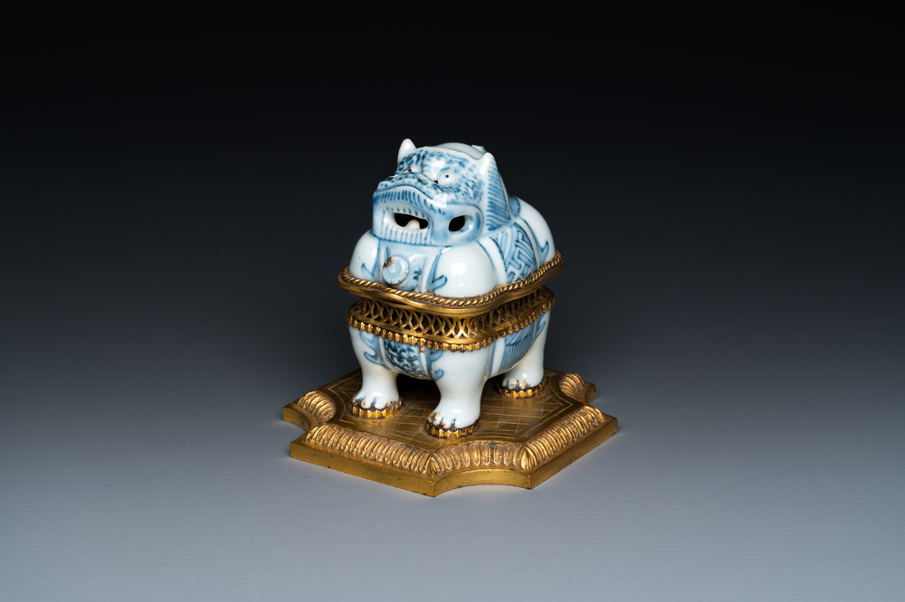 Br&ucirc;le-parfum en porcelaine de Chine en bleu et blanc en forme de Luduan aux montures en bronze dor&eacute;, Wanli