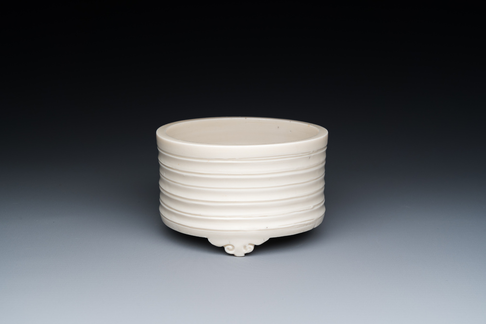 Br&ucirc;le-parfum tripod en porcelaine blanche de Dehua, Chine, Kangxi