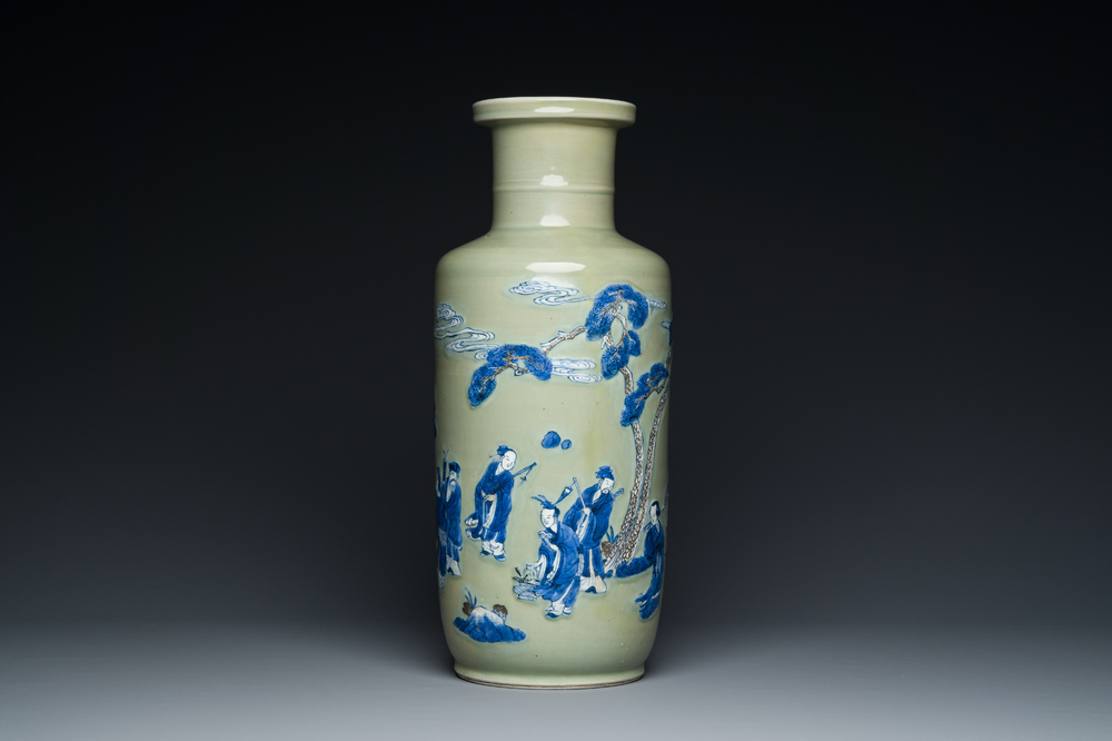 Vase de forme rouleau en porcelaine de Chine en bleu, blanc et rouge de cuivre sur fond c&eacute;ladon, Kangxi