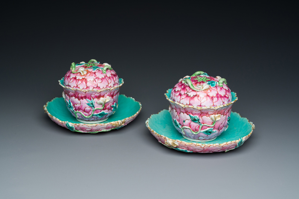 Belle paire de bols couverts sur pr&eacute;sentoirs en porcelaine de Chine famille rose, Qianlong