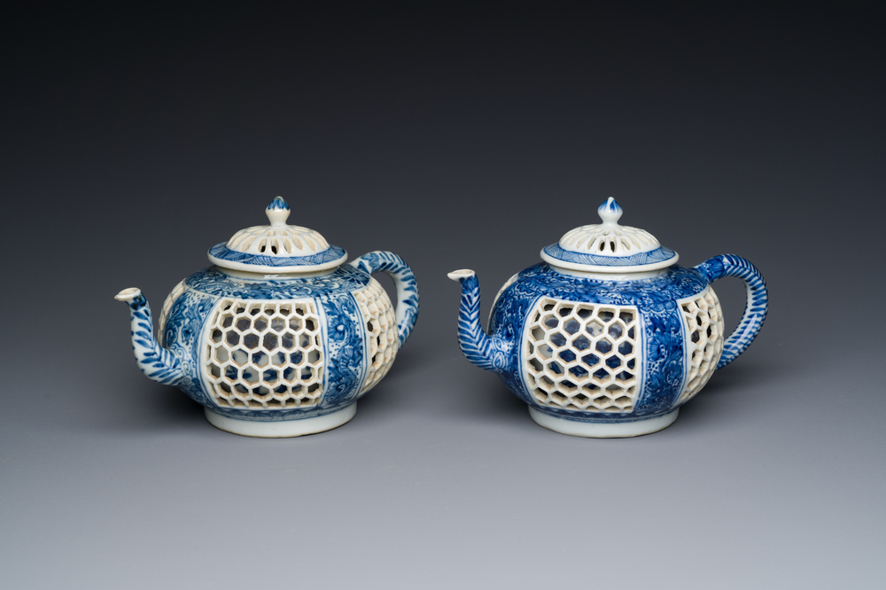 Paire de th&eacute;i&egrave;res ajour&eacute;es et aux double parois en porcelaine de Chine en bleu et blanc, &eacute;poque Transition