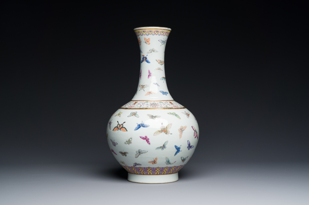 Vase de forme bouteille en porcelaine de Chine famille rose &agrave; d&eacute;cor de papillons, marque et &eacute;poque de Guangxu