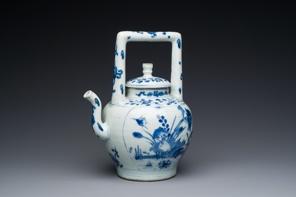 Grande verseuse &agrave; vin couverte en porcelaine de Chine en bleu et blanc &agrave; d&eacute;cor d'une grue et de lotus, &eacute;poque Transition