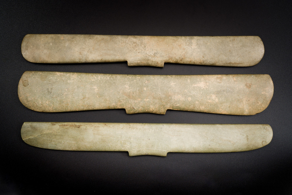 Drie Chinese archa&iuml;sche hangers in verkalkte jade, wellicht Liangzhu cultuur