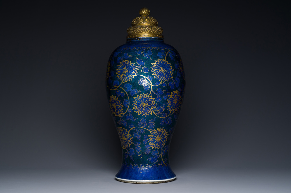 Vase en porcelaine de Chine en bleu poudr&eacute; aux rinceaux de lotus dor&eacute; au couvercle dor&eacute;, Chine, Kangxi