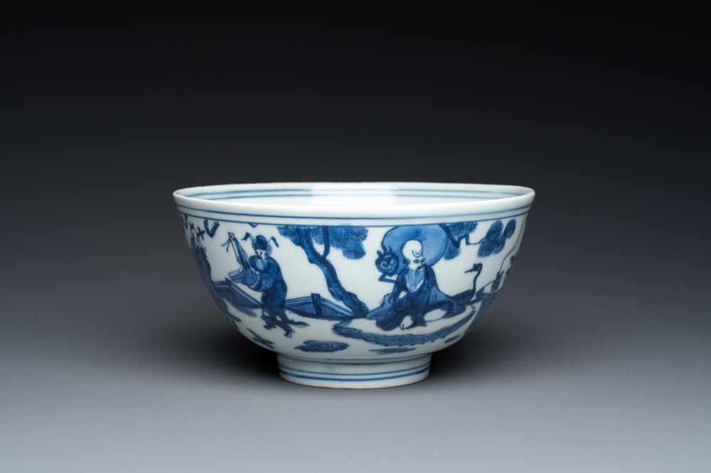 Bol en porcelaine de Chine en bleu et blanc &agrave; d&eacute;cor des 'huit immortels', marque et &eacute;poque de Jiajing