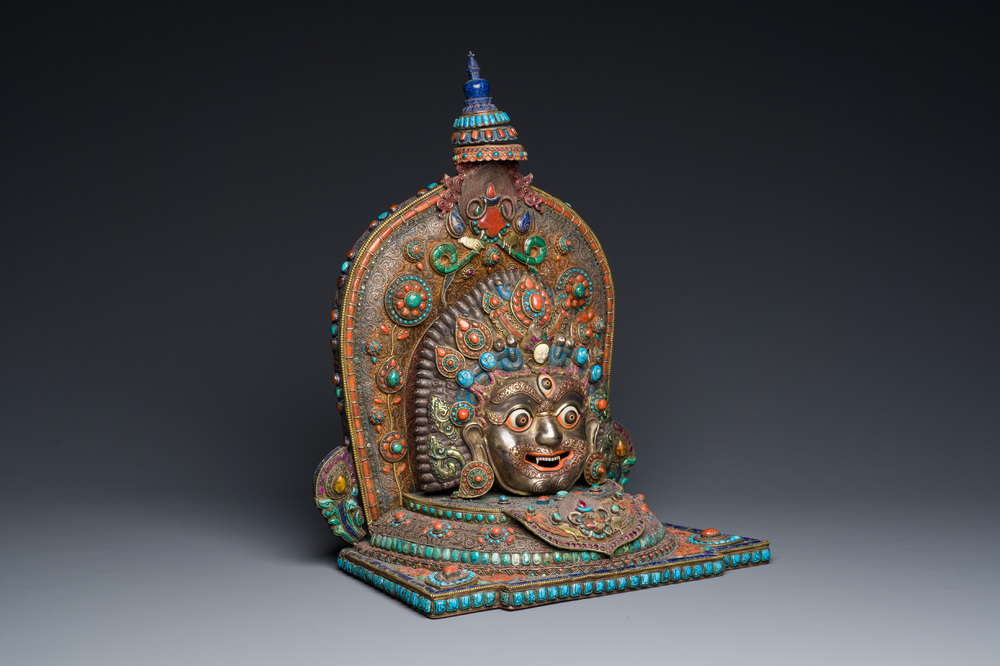 Grand masque de 'Bhairava' en argent filigran&eacute; et incrust&eacute; de pierres semi-pr&eacute;cieuses, Tibet ou N&eacute;pal, 19&egrave;me