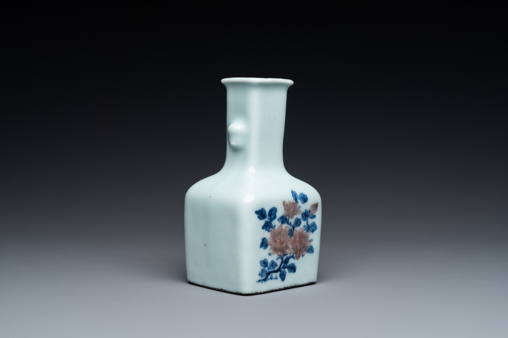 Petit vase de forme bouteille en porcelaine de Chine en bleu, blanc et rouge de cuivre &agrave; fond celadon, marque et &eacute;poque de Qianlong