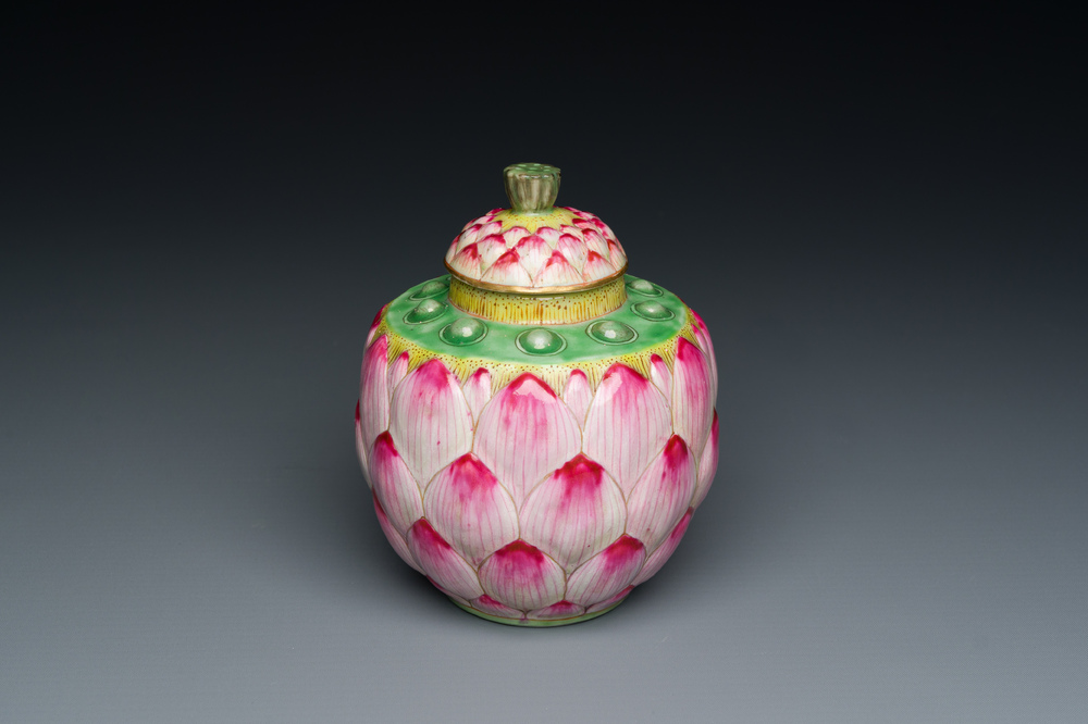 Een Chinees famille rose lotusvormig dekselvaasje, Qianlong merk en mogelijk periode