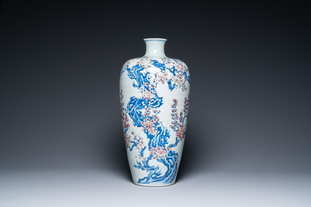 Important vase de forme 'meiping' en porcelaine de Chine en bleu, blanc et rouge de cuivre &agrave; d&eacute;cor de prunus, 18&egrave;me