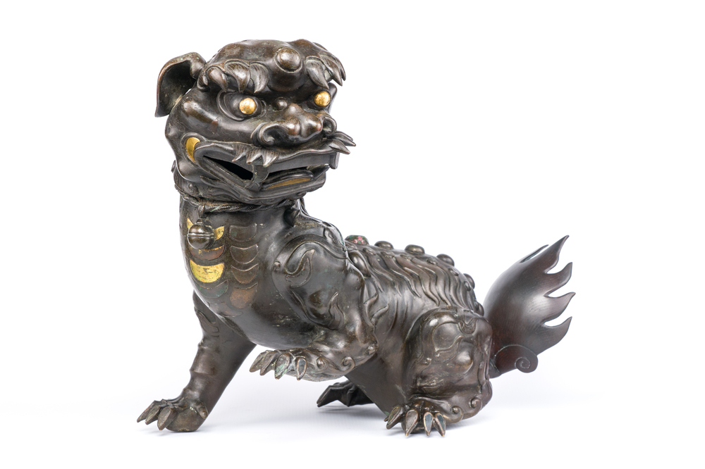 Rare br&ucirc;le-parfum en forme de lion en bronze incrust&eacute;, Chine, Ming