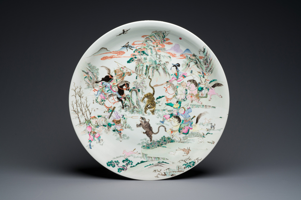 Grand plat en porcelaine de Chine famille rose &agrave; d&eacute;cor d'une chasse au tigre, marque de Yongzheng, R&eacute;publique