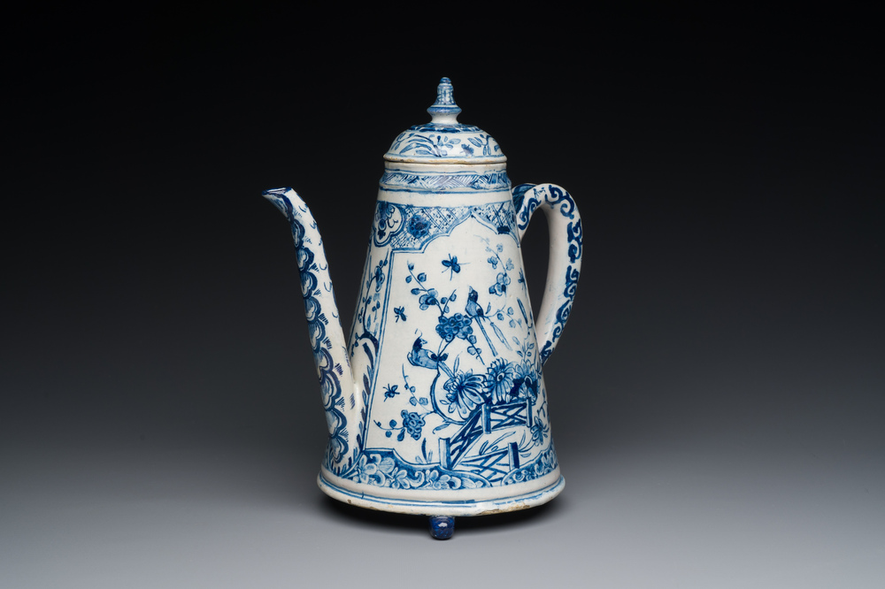 Rare cafeti&egrave;re en fa&iuml;ence de Delft en bleu et blanc, dat&eacute;e 1732