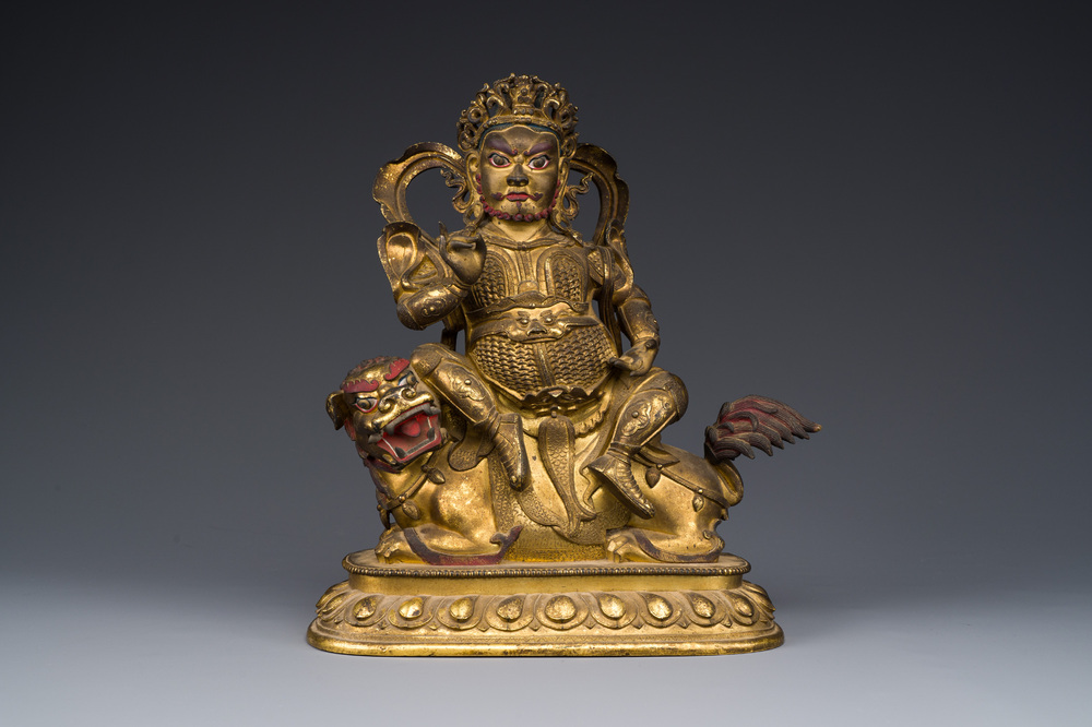 Statuette de Vaishravana sur son lion bouddhiste en bronze dor&eacute;, Sino-Tibet, probablement 17&egrave;me