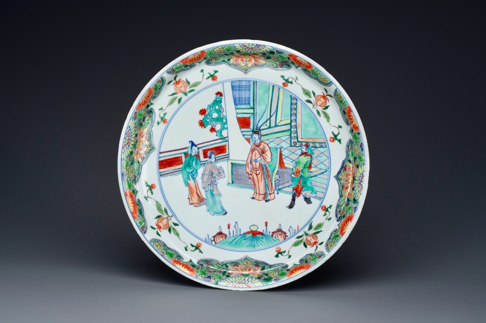 Plat en porcelaine de Chine doucai-verte &agrave; d&eacute;cor d'une visite &agrave; un dignitaire, Kangxi
