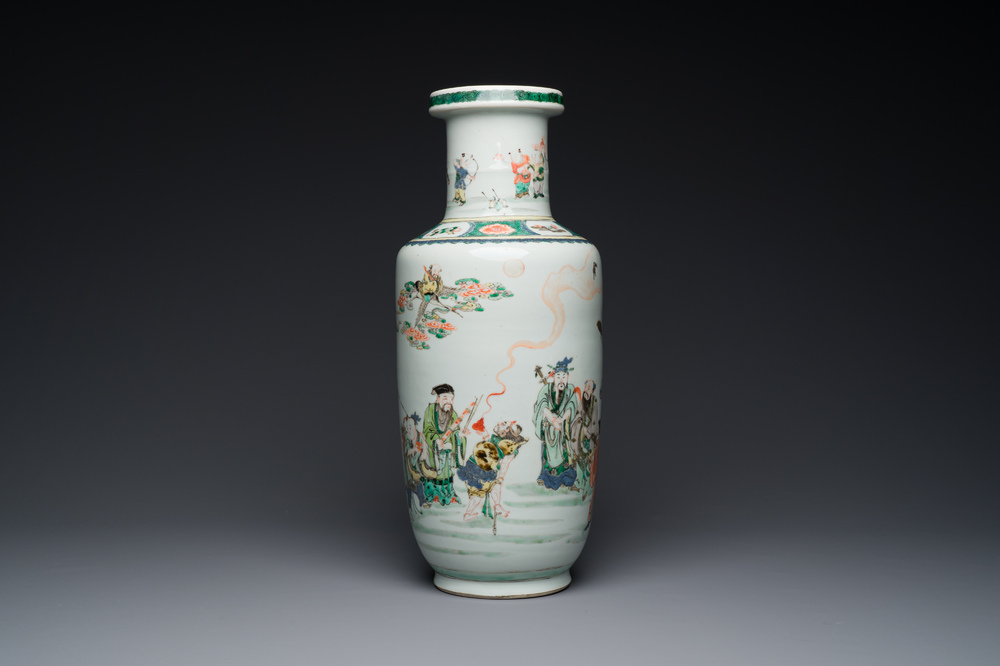 Vase de forme rouleau en porcelaine de Chine famille verte &agrave; d&eacute;cor des 'Huit immortels', Kangxi