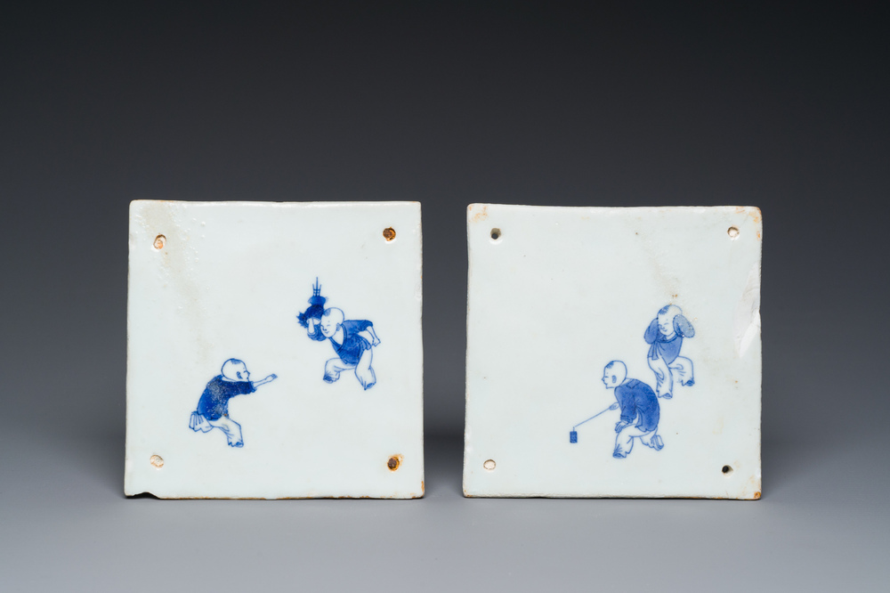 Deux carreaux en porcelaine de Chine en bleu et blanc &agrave; d&eacute;cor de gar&ccedil;ons jouant, Kangxi